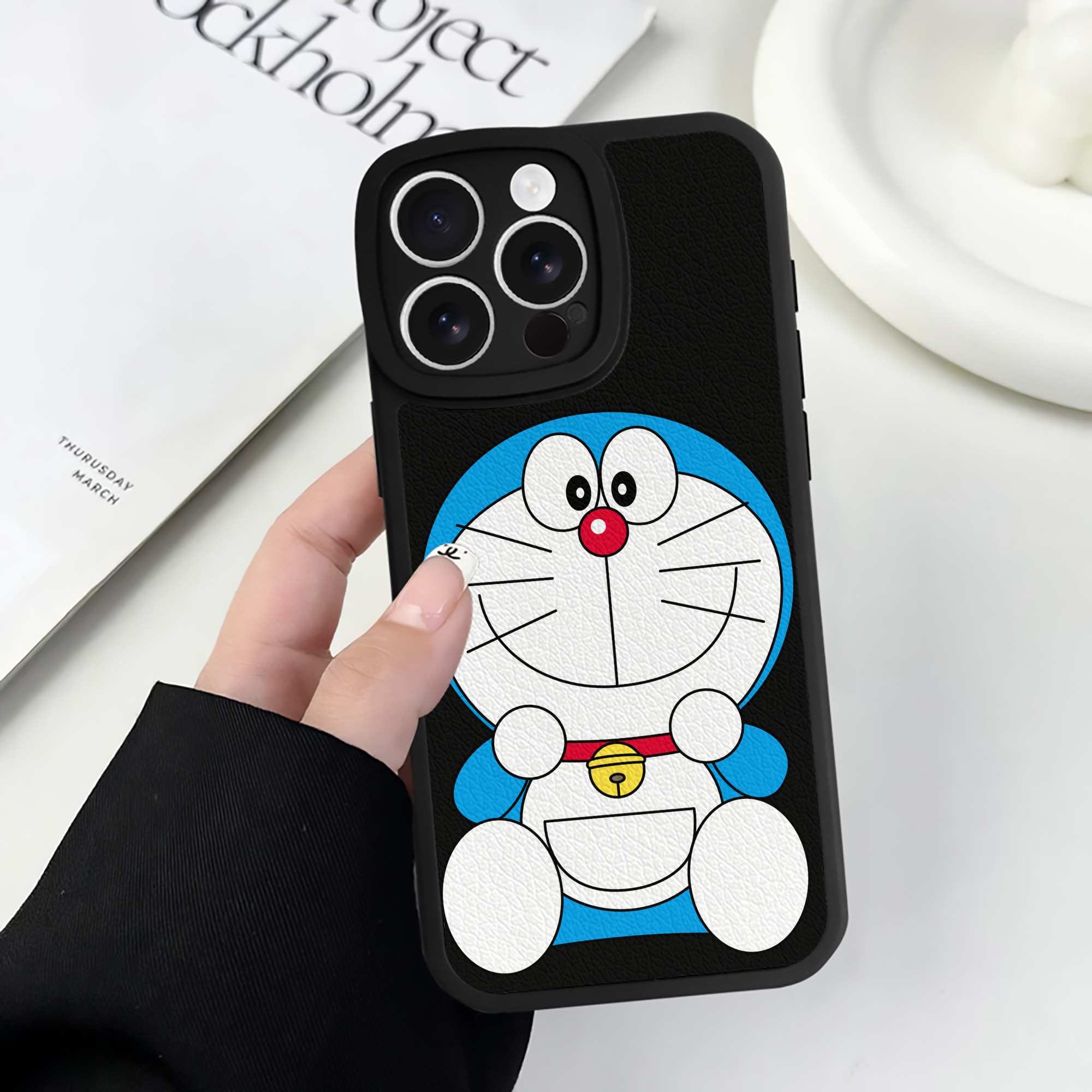 （画像用） ドラえもん Doraemon 【iPhone 16シリーズ対応】シリコンスマホケース（レザー調） 材質：シリコン